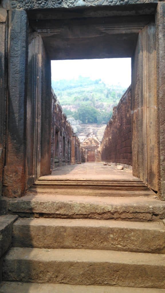 Nathalie Bazin meditation francais Laos refuge soins holistiques temple Vat Phou